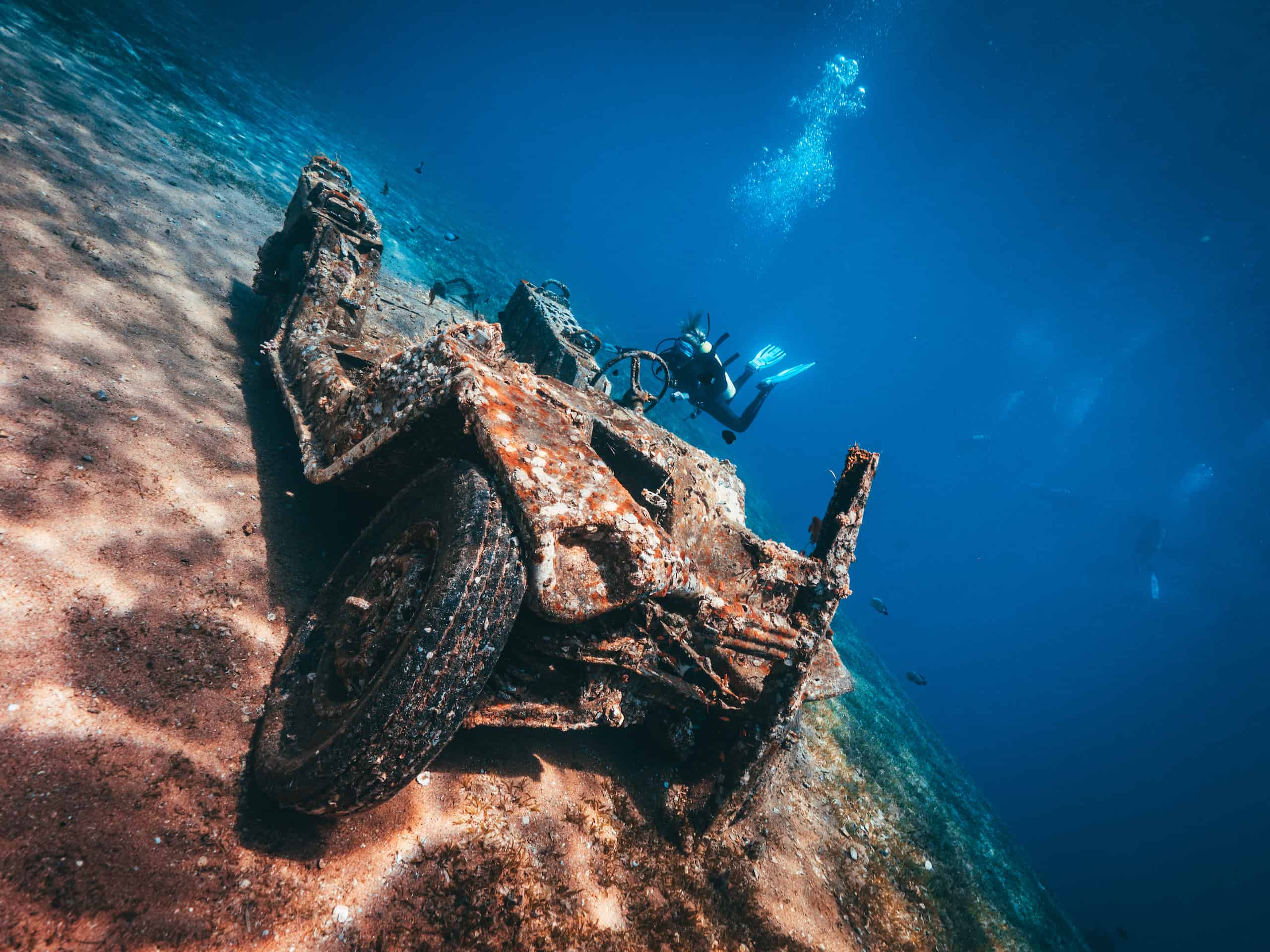 Tauchen in Jordanien: 3 atemberaubende Wracks 17 Beim Tauchen in Jordanien kann man alte Militär-Jeeps in geringer Tiefe im Military Museum erkunden.