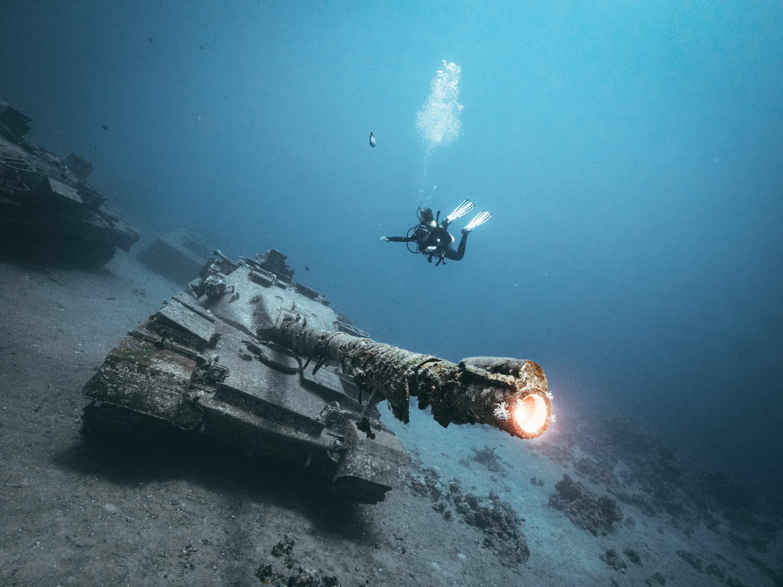 Tauchen in Jordanien: 3 atemberaubende Wracks 16 Beeindruckende Panzer können im Military Museum beim Tauchen in Jordanien entdeckt werden.