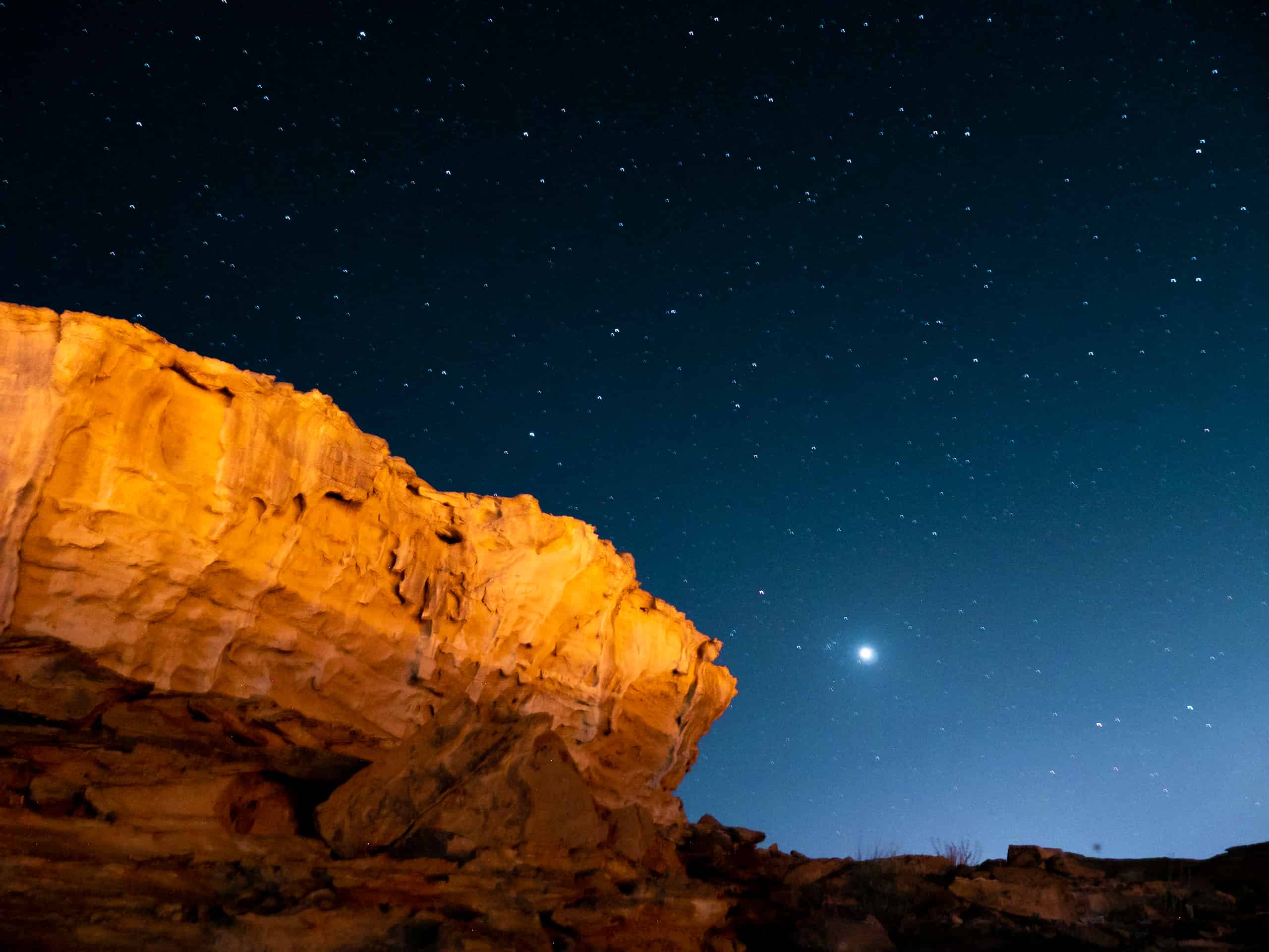 Jordanien entdecken: Tagesausflug von Aqaba nach Petra und Wadi Rum 18 Am Ende der Jeep Tour durch Wadi Rum hat man einen tollen Blick auf den Sternenhimmel in der Wüste.