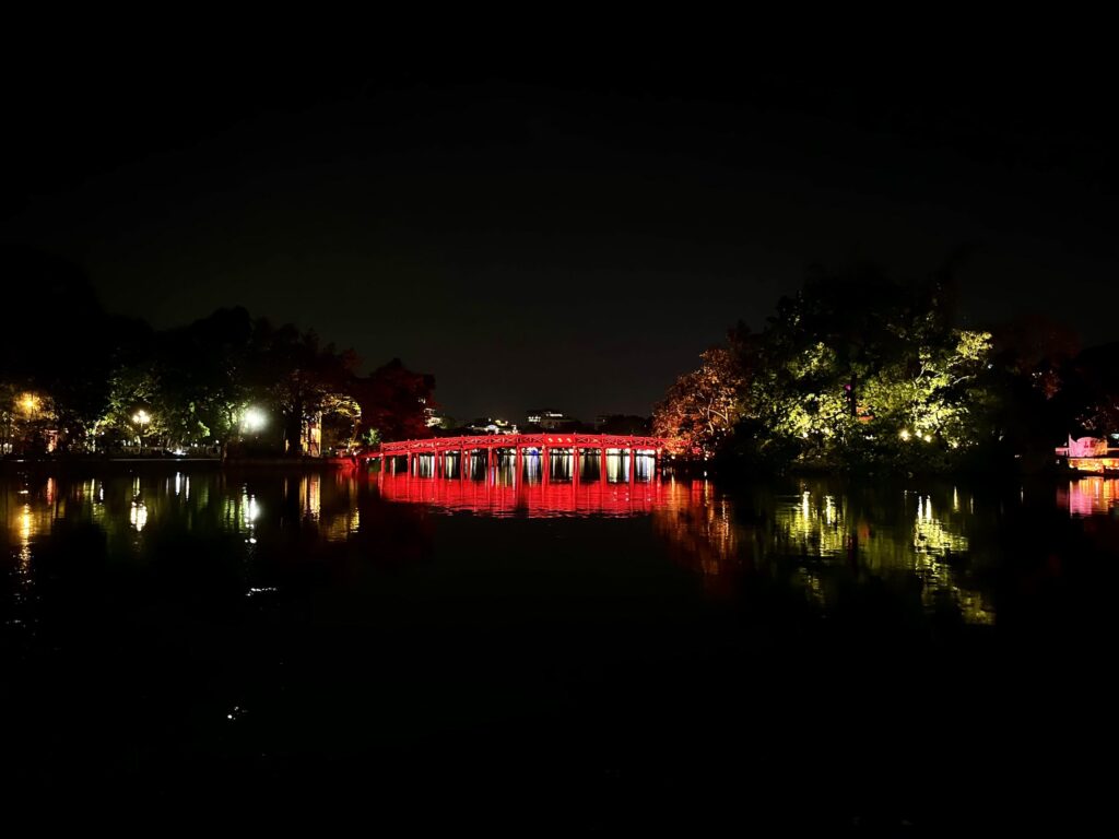 Hanois Altstadt: Die besten Sehenswürdigkeiten und Tipps 10 Die malerische rote Brücke nachts am Hoan Kiem See im Hanoi Old Quarter