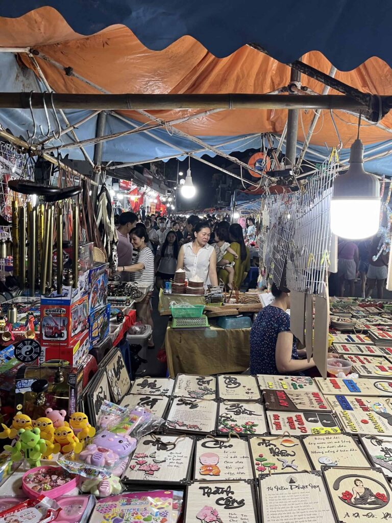 Hanois Altstadt: Die besten Sehenswürdigkeiten und Tipps 12 Der Hanoi Old Quarter Night Market eignet sich perfekt um traditionelle Souvenirs zu shoppen