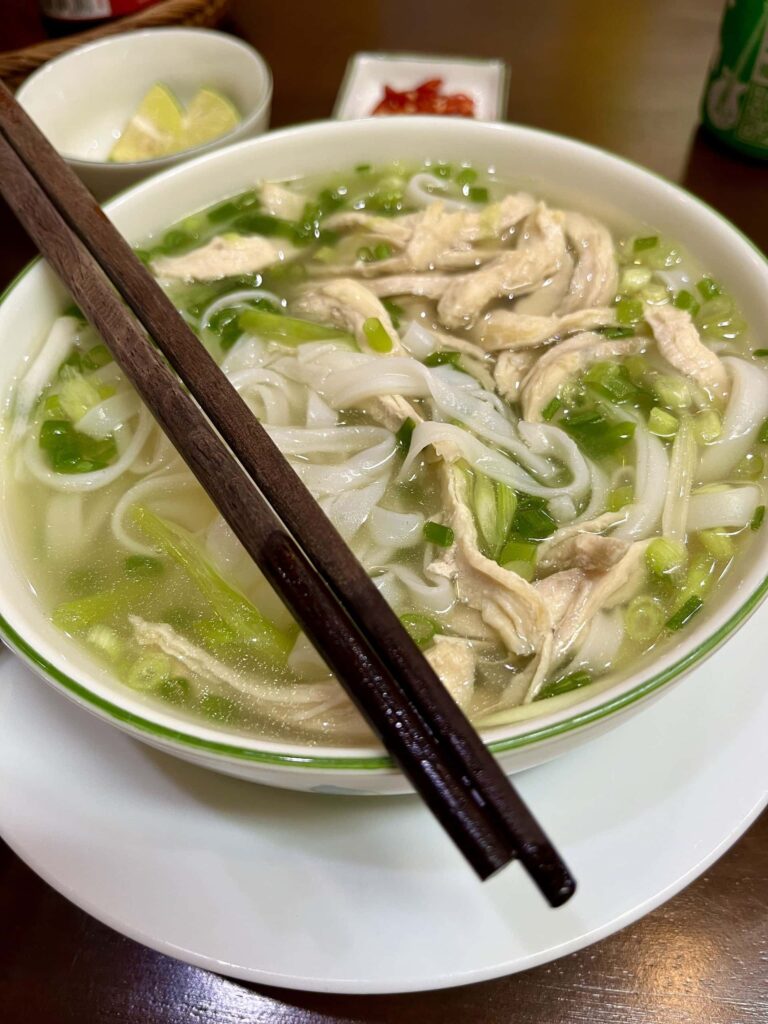 Hanois Altstadt: Die besten Sehenswürdigkeiten und Tipps 14 Pho ist eines der beliebtesten Street Food Gerichte im Hanoi Old Quarter