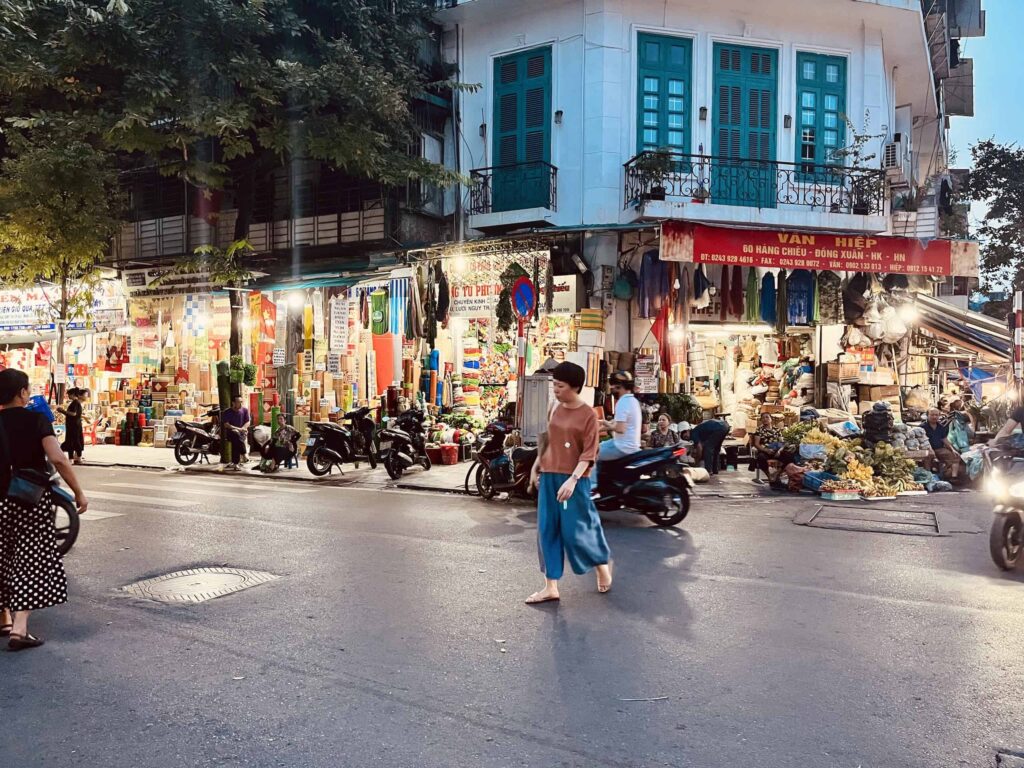 Hanois Altstadt: Die besten Sehenswürdigkeiten und Tipps 3 Die Straßen im Hanoi Old Quarter sind abends wunderschön beleuchtet und belebt