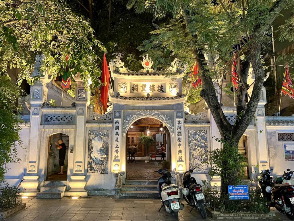 Hanois Altstadt: Die besten Sehenswürdigkeiten und Tipps 6 Ein beleuchteter Tempel nachts im Hanoi Old Quarter