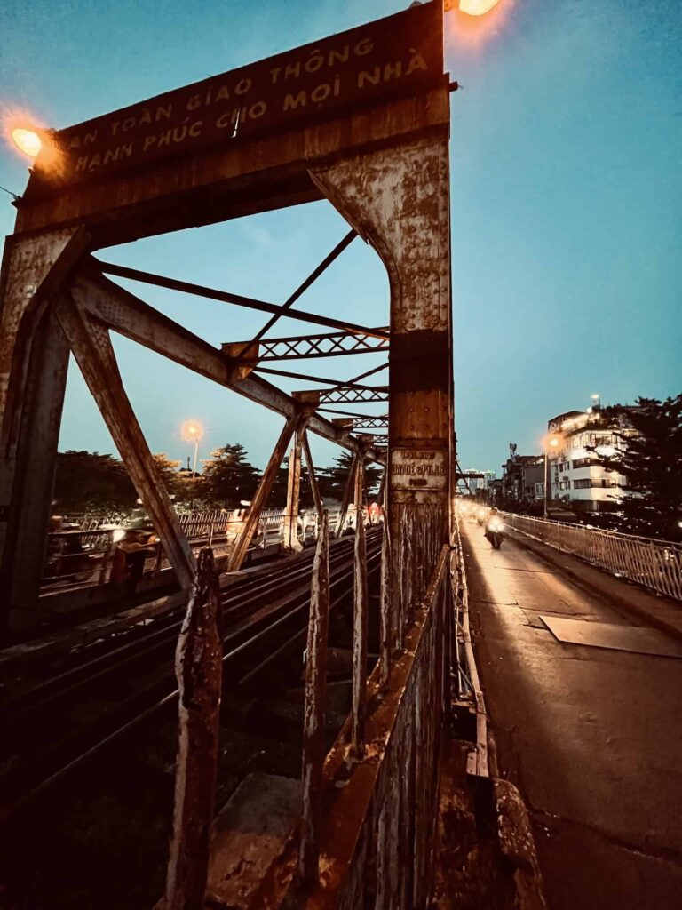 Hanois Altstadt: Die besten Sehenswürdigkeiten und Tipps 19 Nach einem kurzen Fußmarsch vom Hanoi Old Quarter erreicht man die geschichtsträchtige Long Bien Brücke.