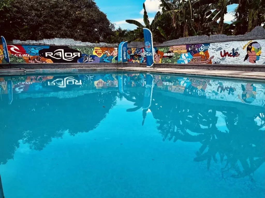 Wie du mit kleinem Budget in Sipadan tauchen kannst 4 Der Pool von Uncle Chang, einem der besten Resorts um günstig in Sipadan tauchen zu gehen.