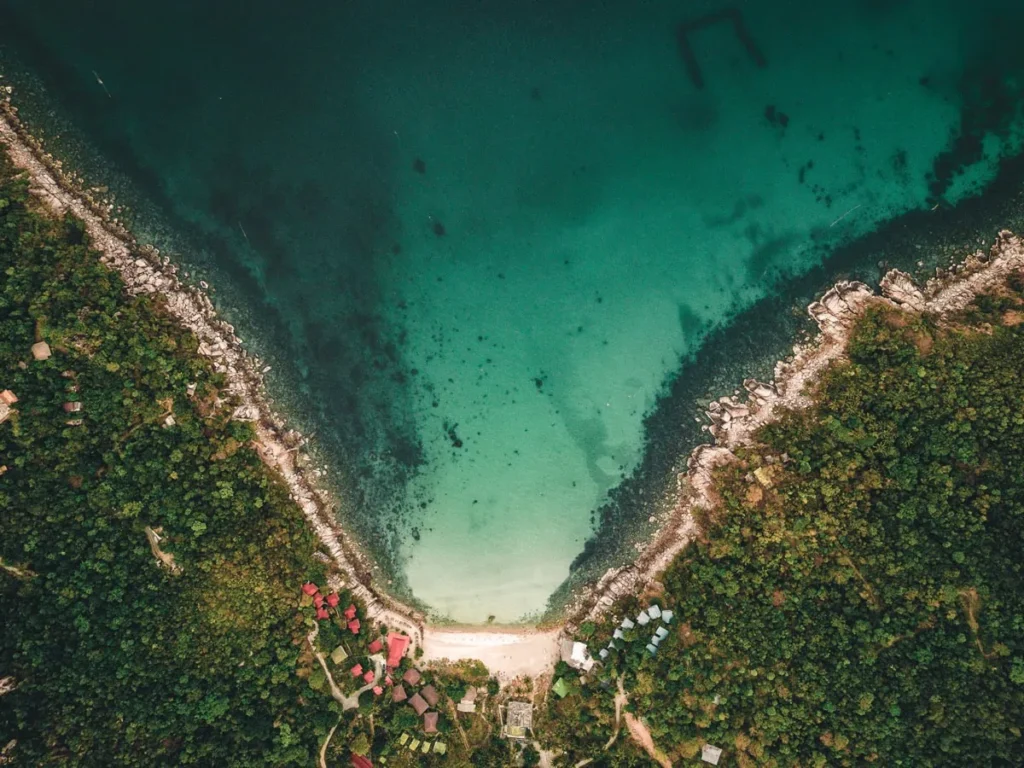 Schnorcheln auf Koh Tao: 7 Spots, die sich wirklich lohnen 2 Luftaufnahme der Aow Leuk Bay – einer der besten Orte zum Schnorcheln auf Koh Tao,mit geschützter Bucht und lebendigem Riff direkt vor der Küste