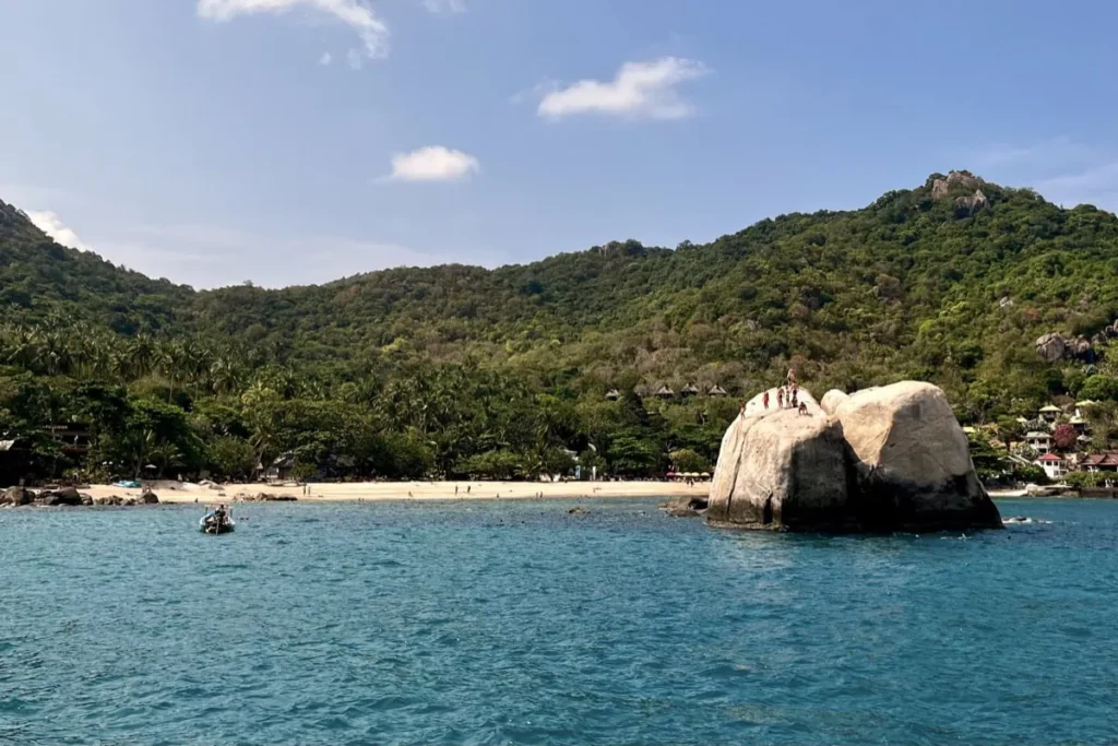 Schnorcheln auf Koh Tao: 7 Spots, die sich wirklich lohnen 14 Tanote Bay mit großen Granitfelsen, dichtem Grün und klarem Wasser. Die Bucht ist bekannt für leichte Einstiege zum Schnorcheln auf Koh Tao.